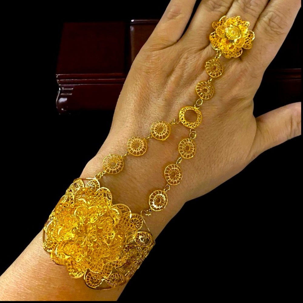 Elegant Solid 21K 916 Yellow Gold Fancy Floral PANJA Hand Bracelet BEAUTY!!